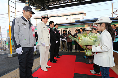 東上野東京ライン開業に伴う花束贈呈式を実施しました2